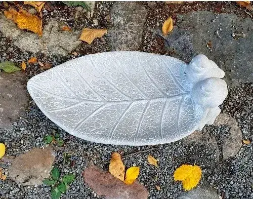 poidło dla ptaków z cementu i liścia
