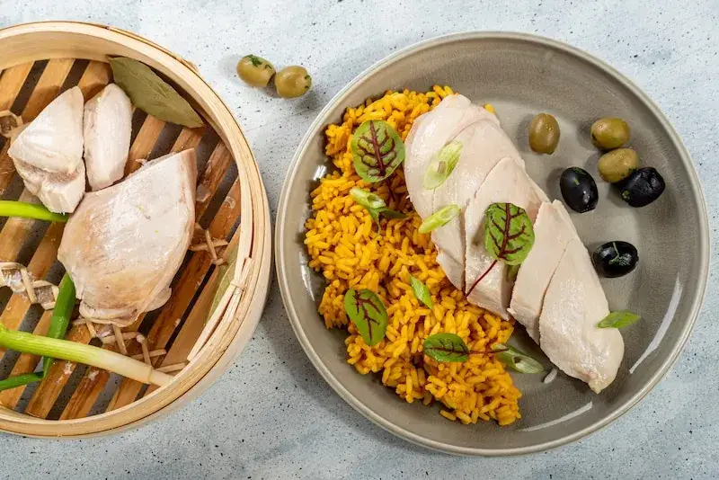 Lekkostrawny obiad kurczak na parze ryba gotowana