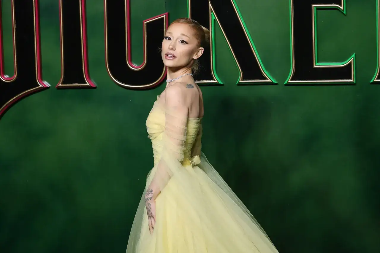 Ariana Grande w żółtej sukni na premierze filmu 