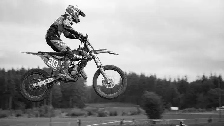 Motocyklista na torze motocrossowym wykonujący skok
