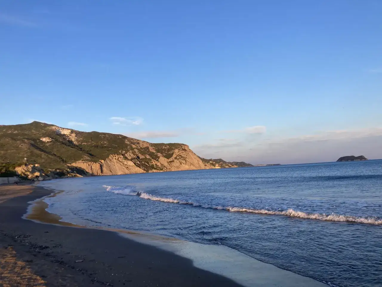 Spokojne morze i piaszczysta plaża na Zakynthos. Idealna pogoda w sierpniu na relaks.