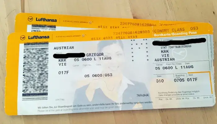 Pasażer z wydrukowaną kartą pokładową na lotnisku