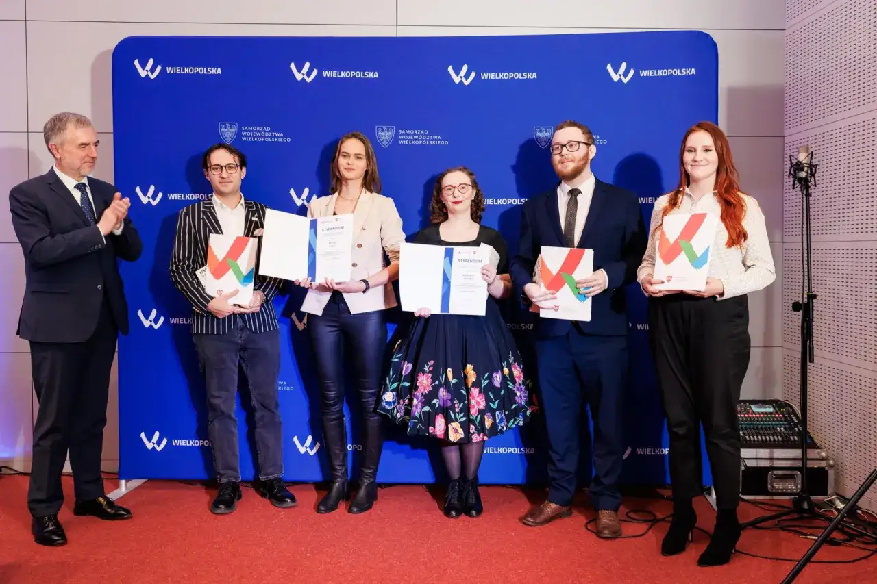 Wręczono stypendia szkolne za dobre wyniki w nauce. Pięć osób odbiera dyplomy i gratulacje.