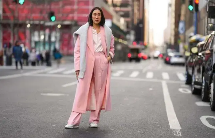 R&oacute;żowe spodnie stylizacje do biura na co dzień na wiecz&oacute;r
