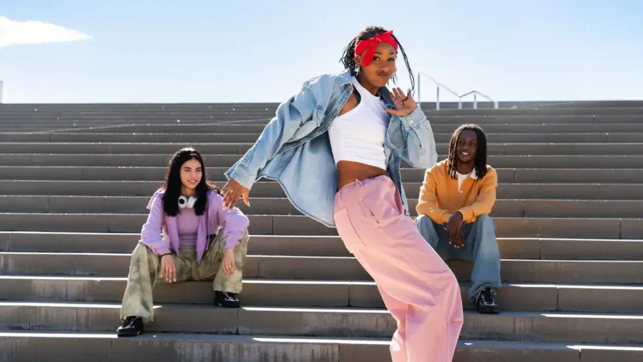 Modne stylizacje młodzieżowe streetwear Y2K oversize