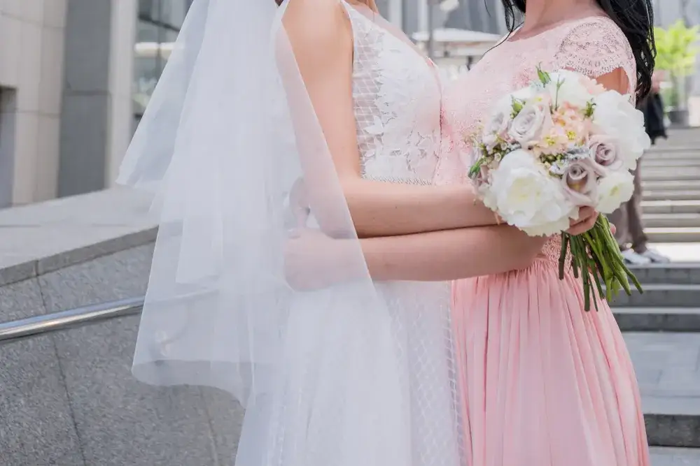 Zdjęcie Jaka suknia dla świadkowej, by nie popełnić modowego faux pas?