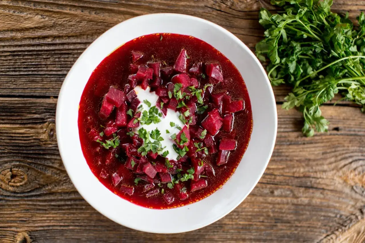 Zupa buraczkowa z ziemniakami, ozdobiona śmietaną i natką pietruszki. Zastanawiasz się, ile kalorii ma zupa buraczkowa z ziemniakami?