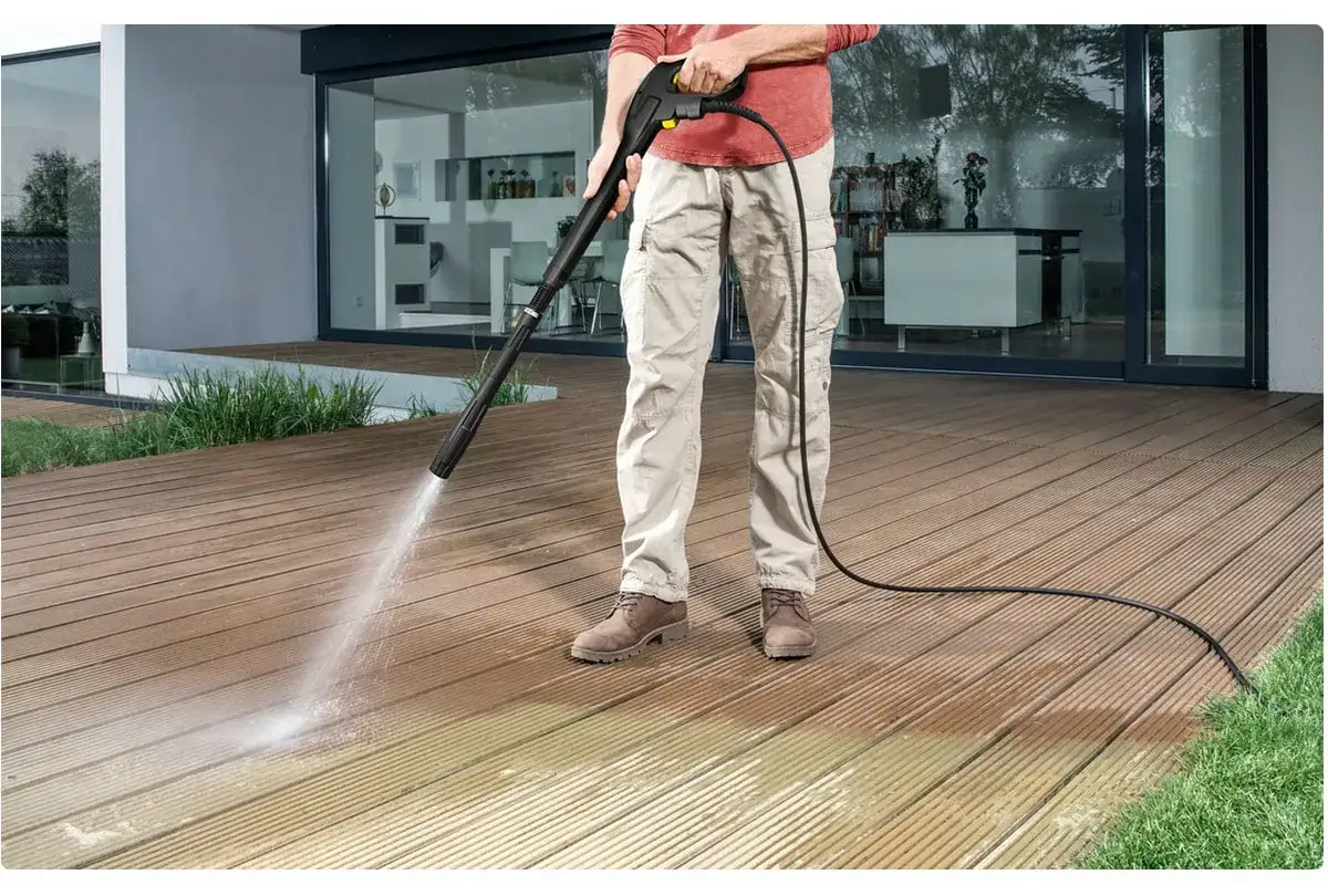 Czyszczenie tarasu myjką Karcher. Zastanawiasz się, dlaczego zostają smugi po myjce Karcher? Zobacz, jak uzyskać idealnie czystą powierzchnię.
