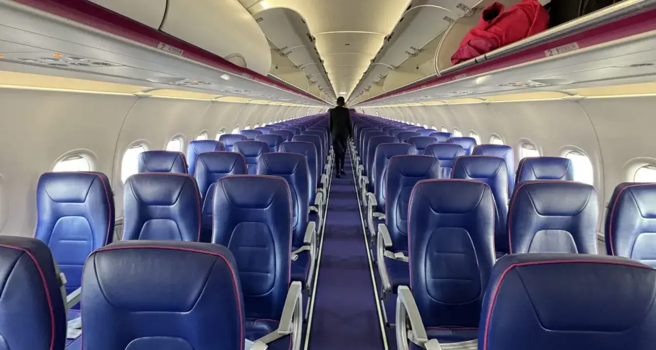 Puste rzędy siedzeń w samolocie Wizzair. Widoczna numeracja miejsc w samolocie Wizzair.