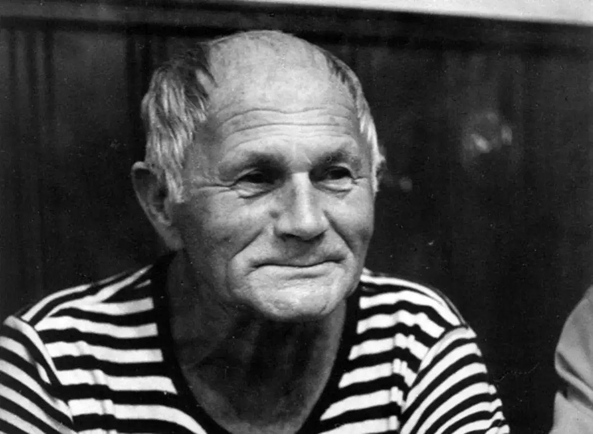 Bohumił, czeski pisarz, w pasiastym swetrze, zamyślony.