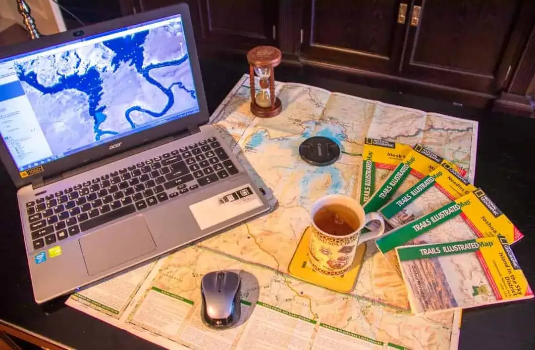 osoba planująca podr&oacute;ż do USA z laptopem i mapą