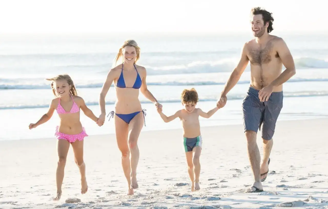rodzina z dziećmi na plaży polskie morze