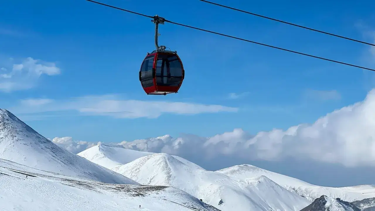 sprzęt narciarski w pokrowcu na lotnisku