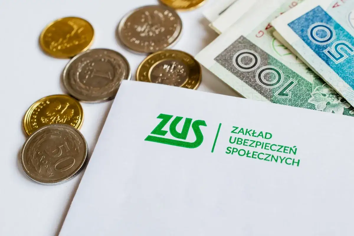 ZUS, monety i banknoty. Zastanawiasz się, ile można dorobić na rencie? Sprawdź zasady.