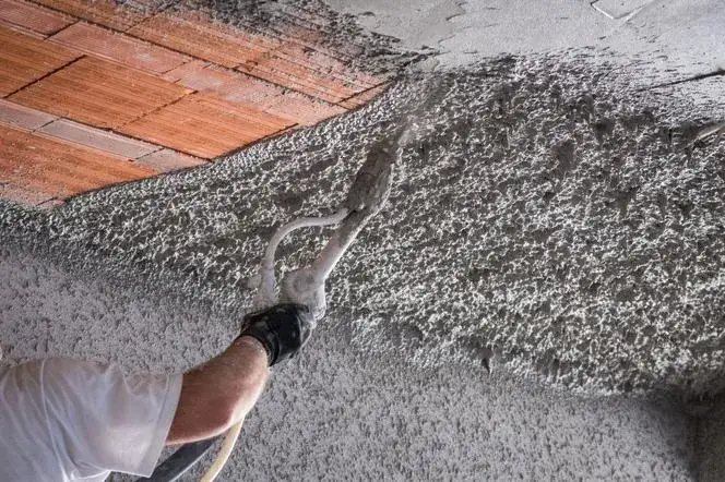 budowa tynkowane ściany przed wylewką