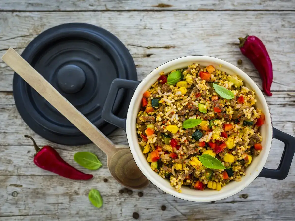 Kolorowa kasza jaglana z warzywami i mięsem mielonym. Świetny pomysł, co zrobić z ugotowanej kaszy jaglanej na obiad.