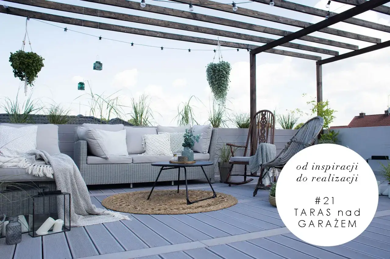 Nowoczesny taras nad garażem z szarą sofą, okrągłym dywanem i wiszącymi roślinami. Inspiracje na aranżację przestrzeni.