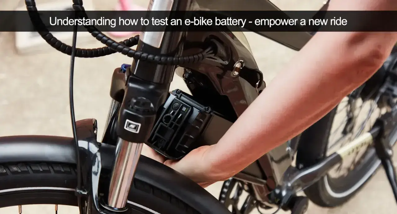 Ręka wyjmuje baterię z roweru elektrycznego. Dowiedz się, jak sprawdzić baterię w rowerze elektrycznym, aby cieszyć się jazdą.