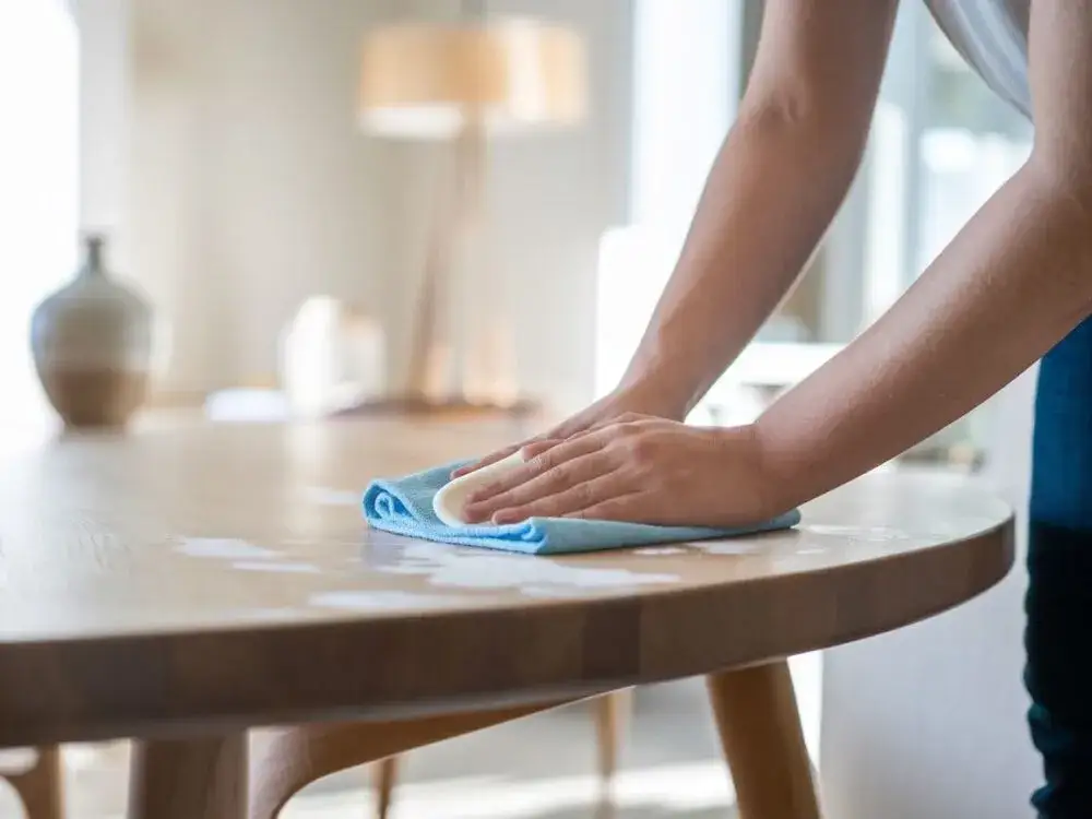 domowe sposoby usuwania odparzeń z drewna