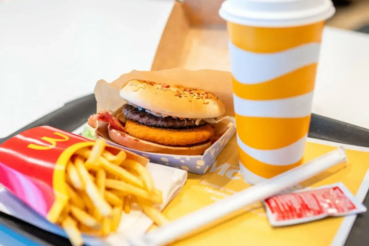 Burger drwala z frytkami i napojem. Idealny zestaw na szybki posiłek.