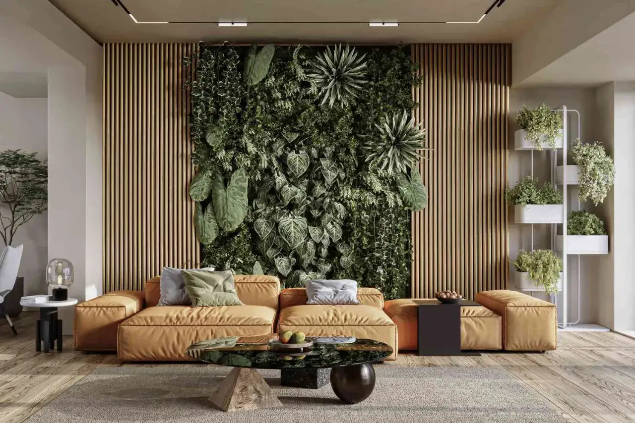 Nowoczesny salon z dominującym biophilic design: ściana z żywych roślin, drewniane lamele i pomarańczowa sofa.