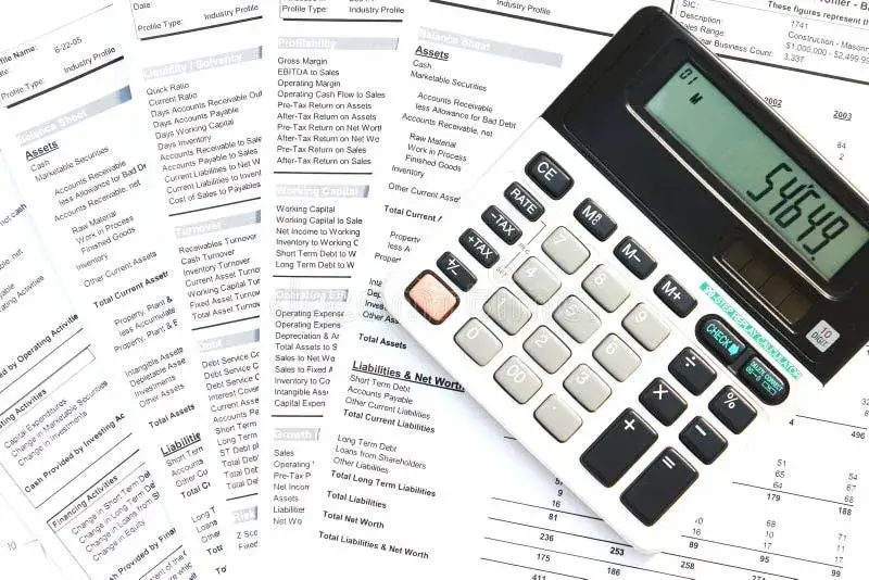 Kalkulator i dokumenty finansowe na stole