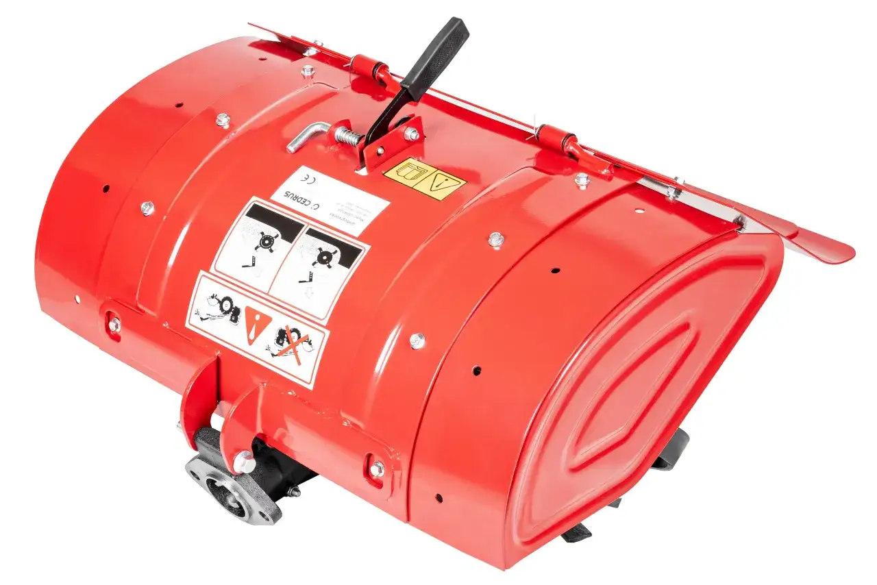 Czerwona glebogryzarka spalinowa Cedrus z metalową obudową i dźwignią regulacyjną. Gotowa do pracy w ogrodzie.