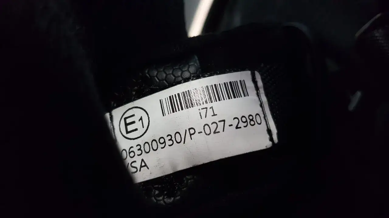 Etykieta z homologacją ECE 22.06 na kasku motocyklowym. Numer homologacji: 06300930/P-027-2980.