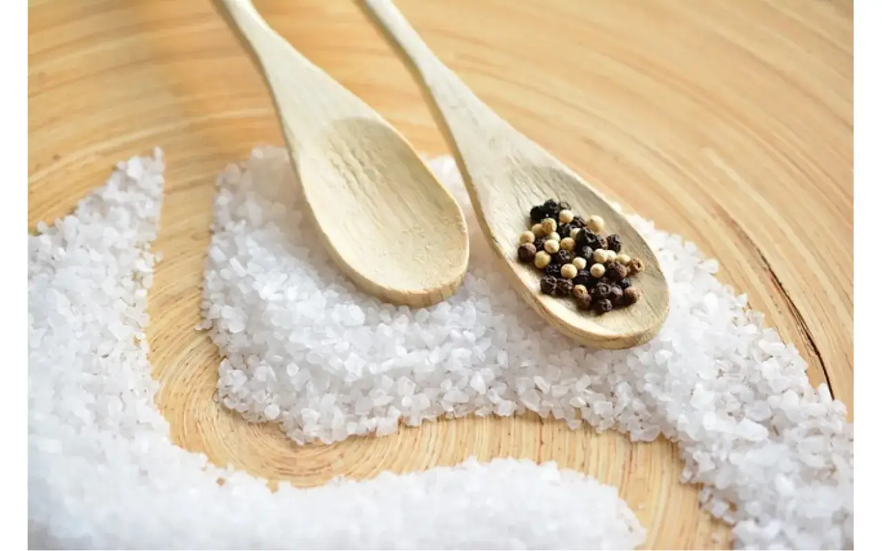 Por&oacute;wnanie saletry i soli peklującej