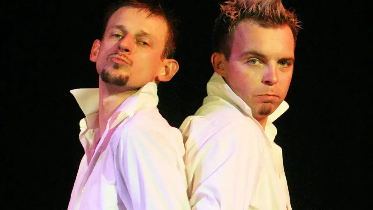 Dwóch mężczyzn w białych koszulach, czy kabaret Ani Mru Mru to bracia? Ich spojrzenia sugerują, że mogą być.