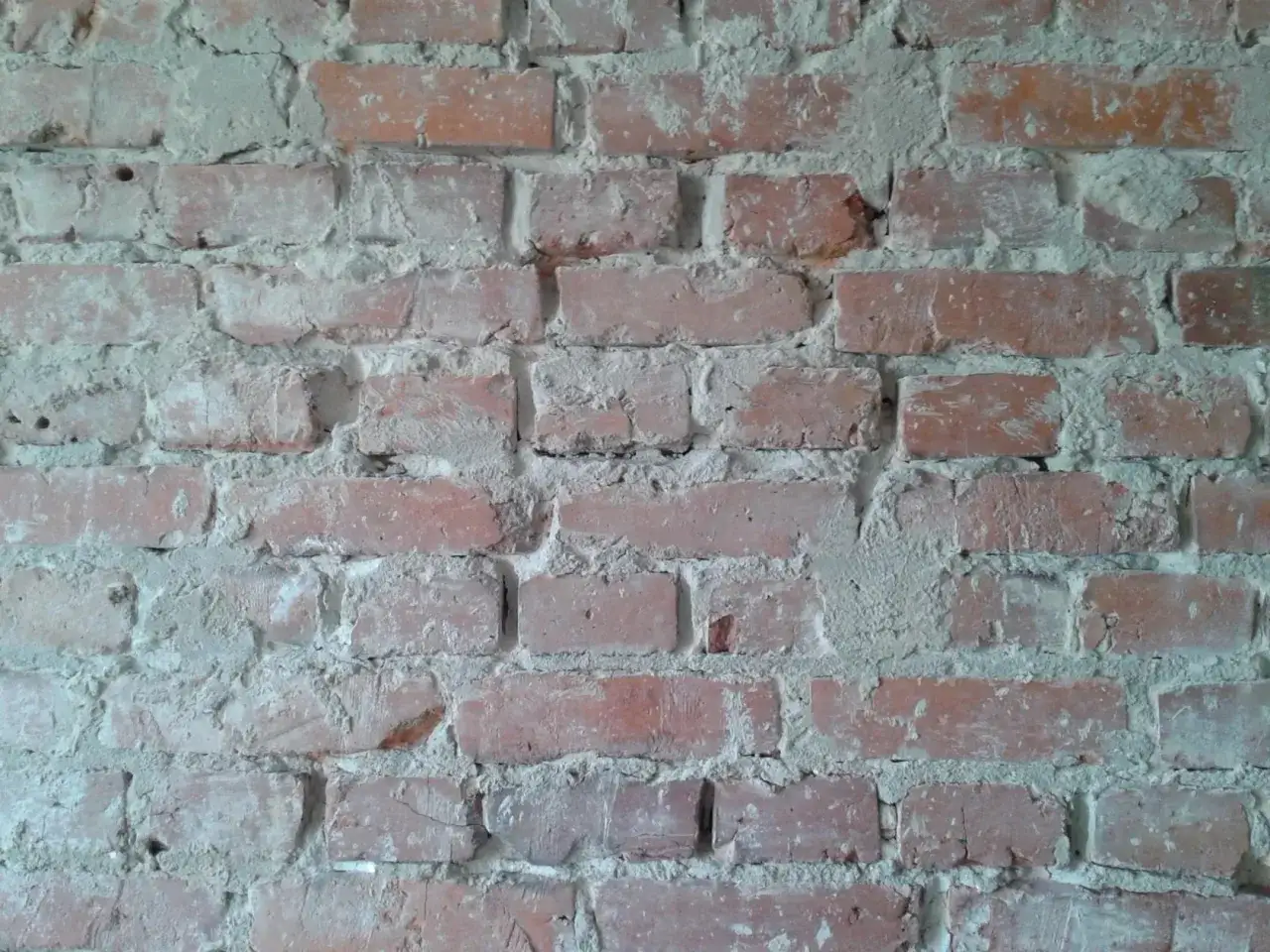 nier&oacute;wne ściany przed tynkowaniem