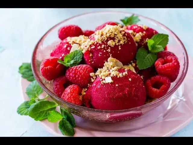 sorbet malinowy z miętą i czekoladą pomysły na podanie
