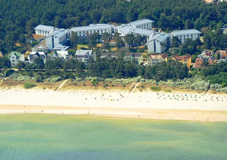 Gl&uuml;ckliche Reha-Patienten am Strand von Ahlbeck