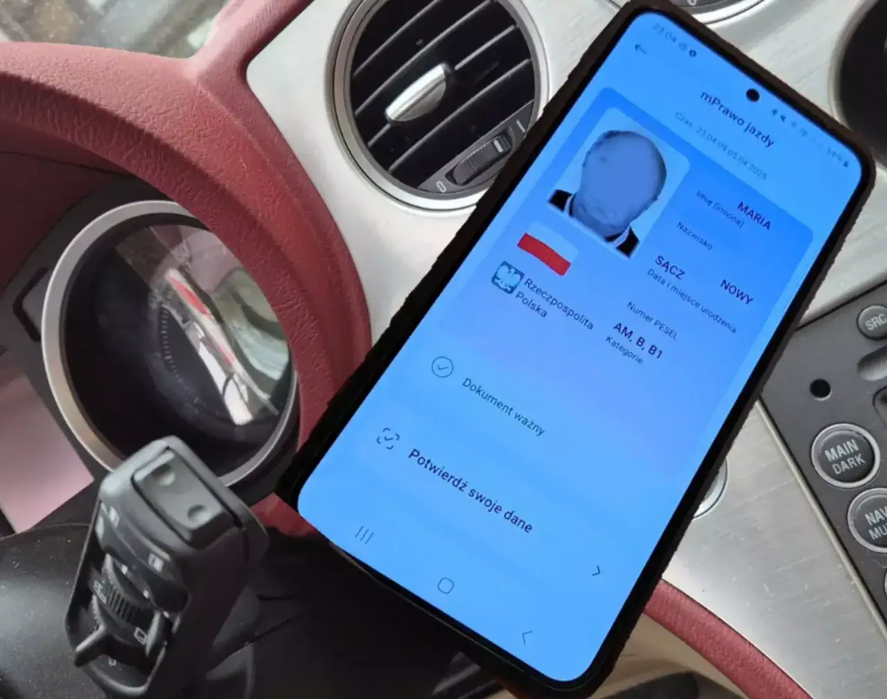 Kierowca sprawdza dokumenty samochodu na smartfonie