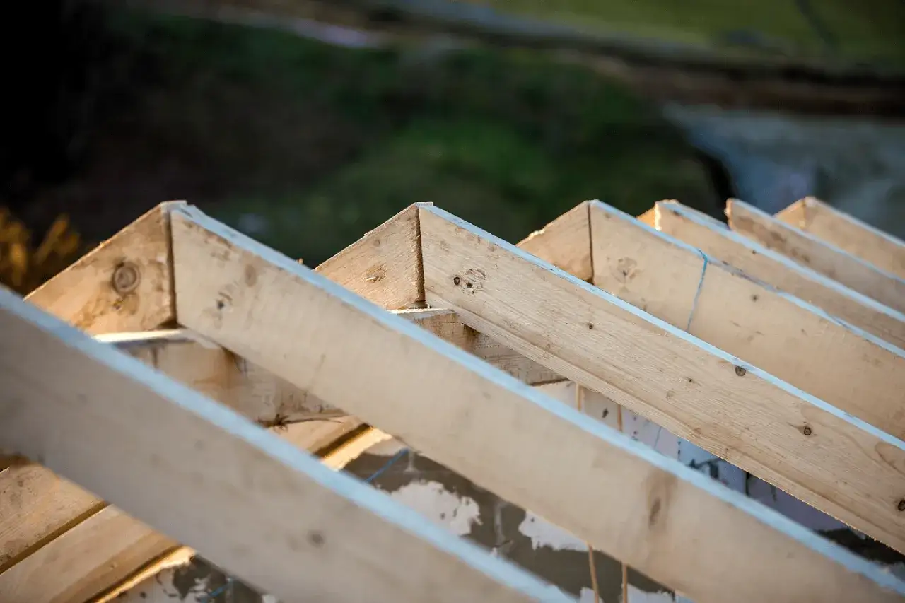 Drewniana konstrukcja dachu w budowie. Czy wymiana krokwi wymaga pozwolenia na budowę? To pytanie nurtuje wielu inwestorów.