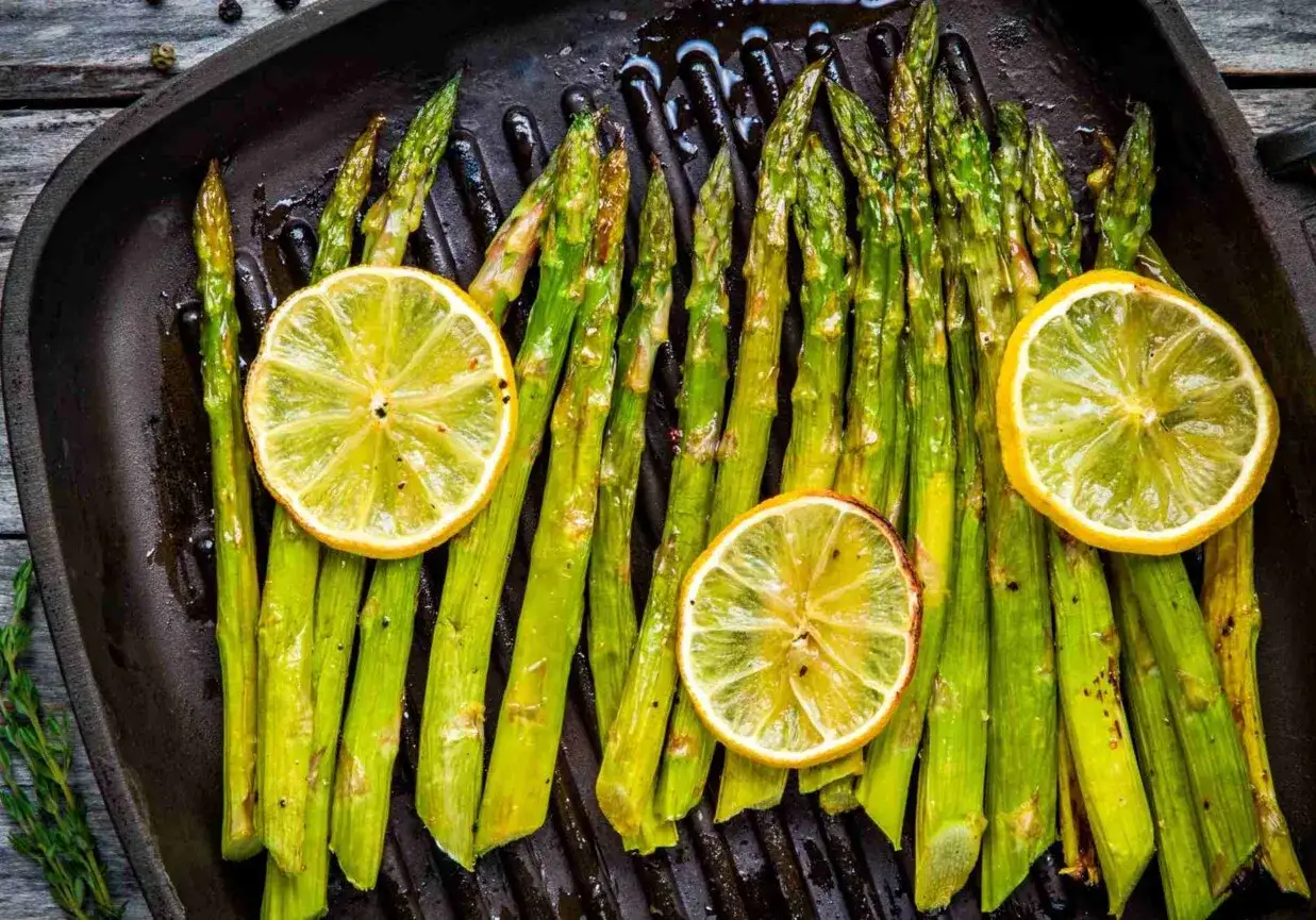 Zielone szparagi z plasterkami cytryny na grillu – idealny sposób, jak przygotować szparagi na obiad.