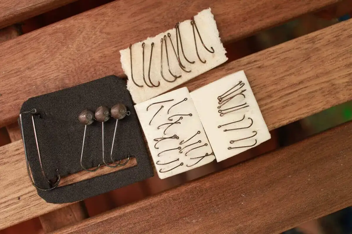 r&oacute;żne rozmiary haczyk&oacute;w wędkarskich na okonia