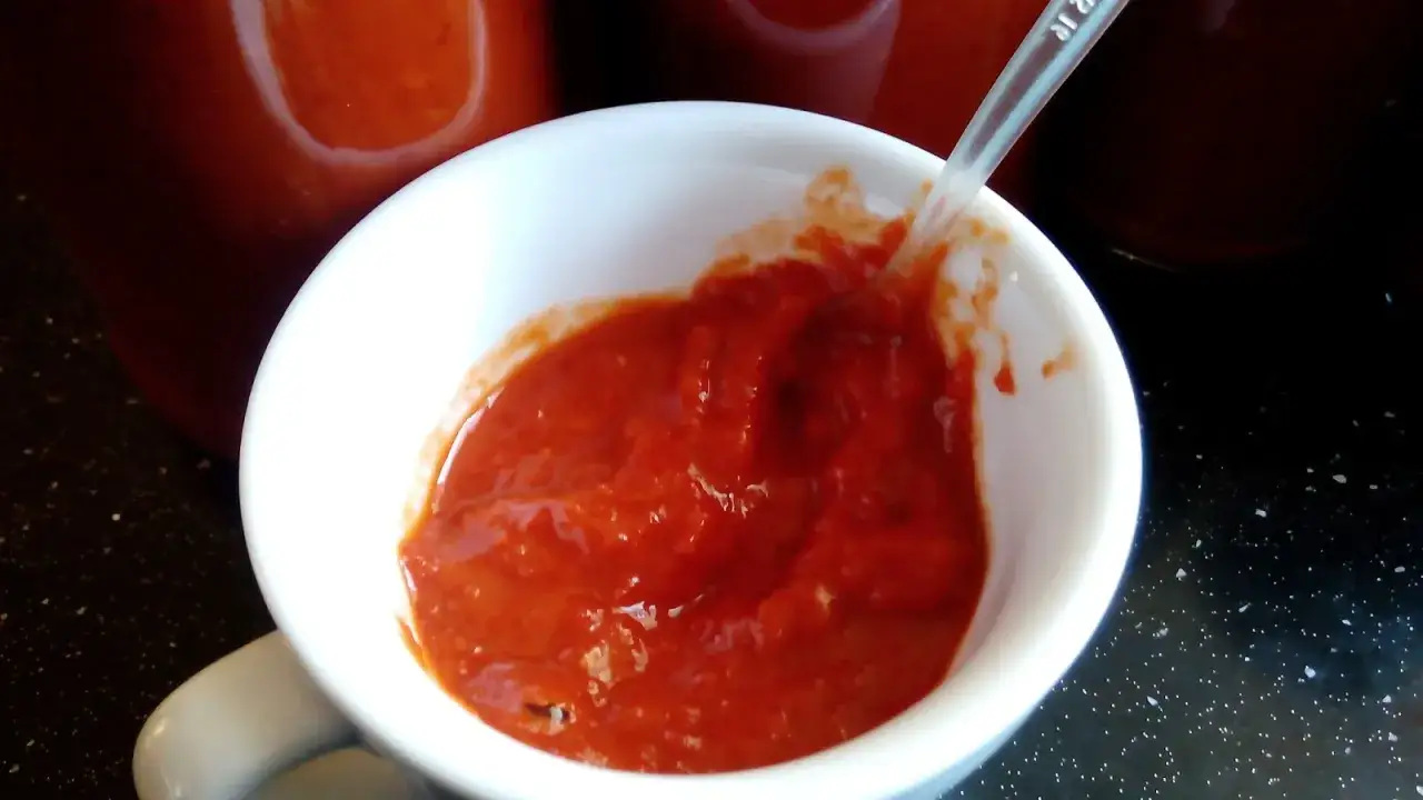 Gęsty, czerwony turecki ostry sos do kebaba w białej miseczce, gotowy do podania.