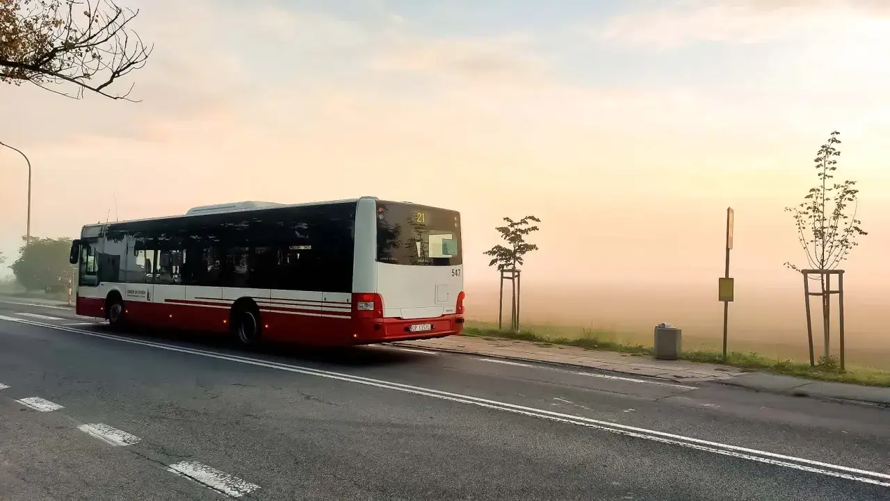 Autobus linii 21 na tle mglistego poranka. Sprawdzam rozkład jazdy MZK Opole, by zdążyć na czas.
