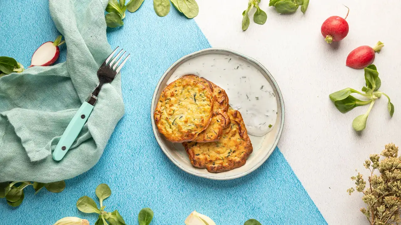 Placki z cukinii z kremowym dipem ziołowym, idealne na letnią przekąskę.