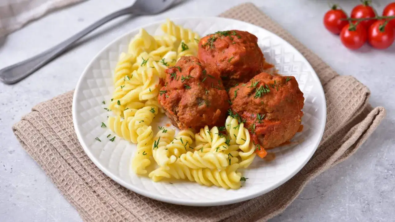 Pyszne klopsiki w sosie pomidorowym z makaronem fusilli &ndash; idealne zdrowe przepisy dla dzieci na obiad.