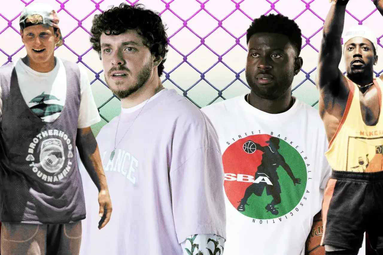 Czterech mężczyzn na tle siatki. Jeden w koszulce 