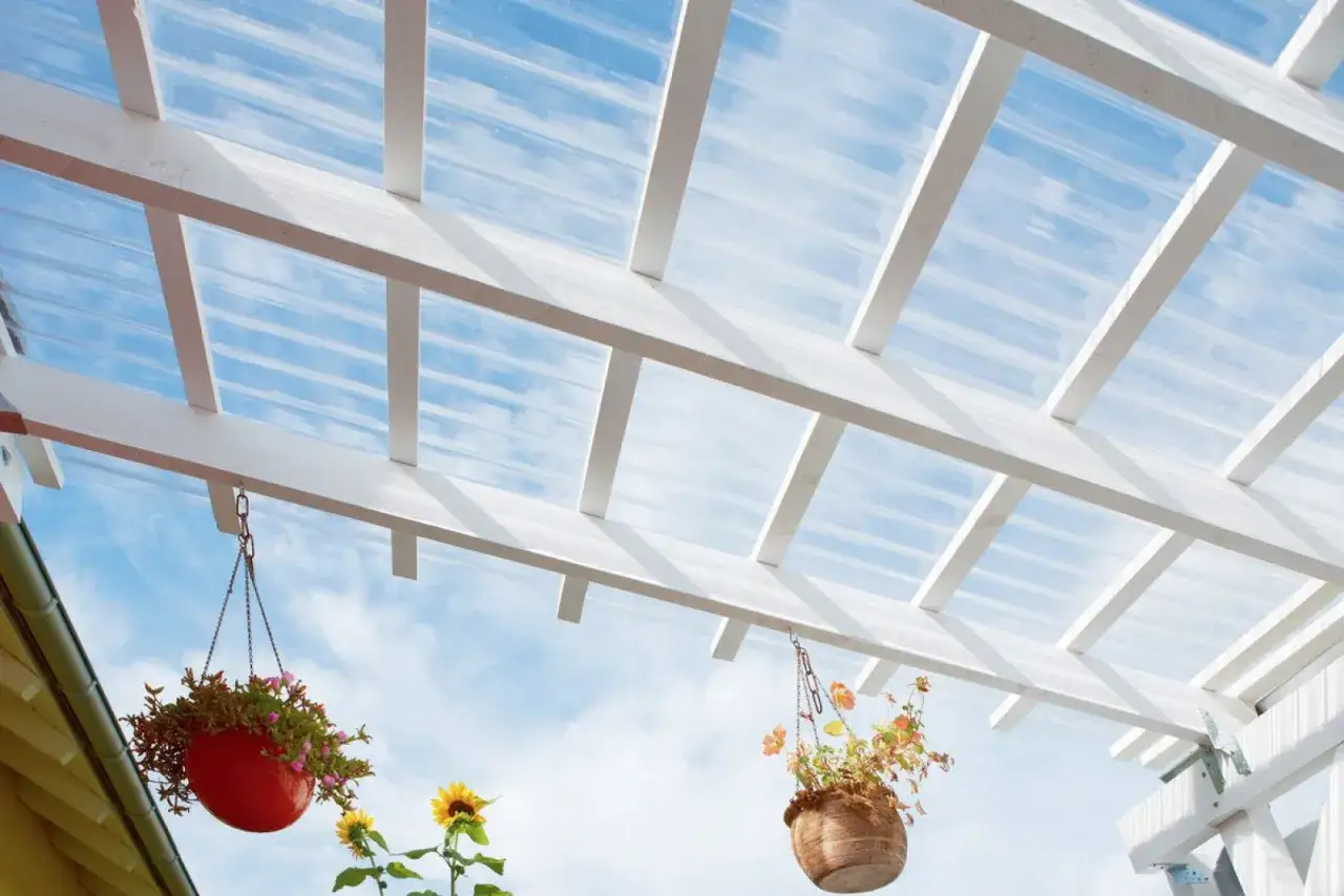 Montaż zadaszenia poliwęglanowego krok po kroku