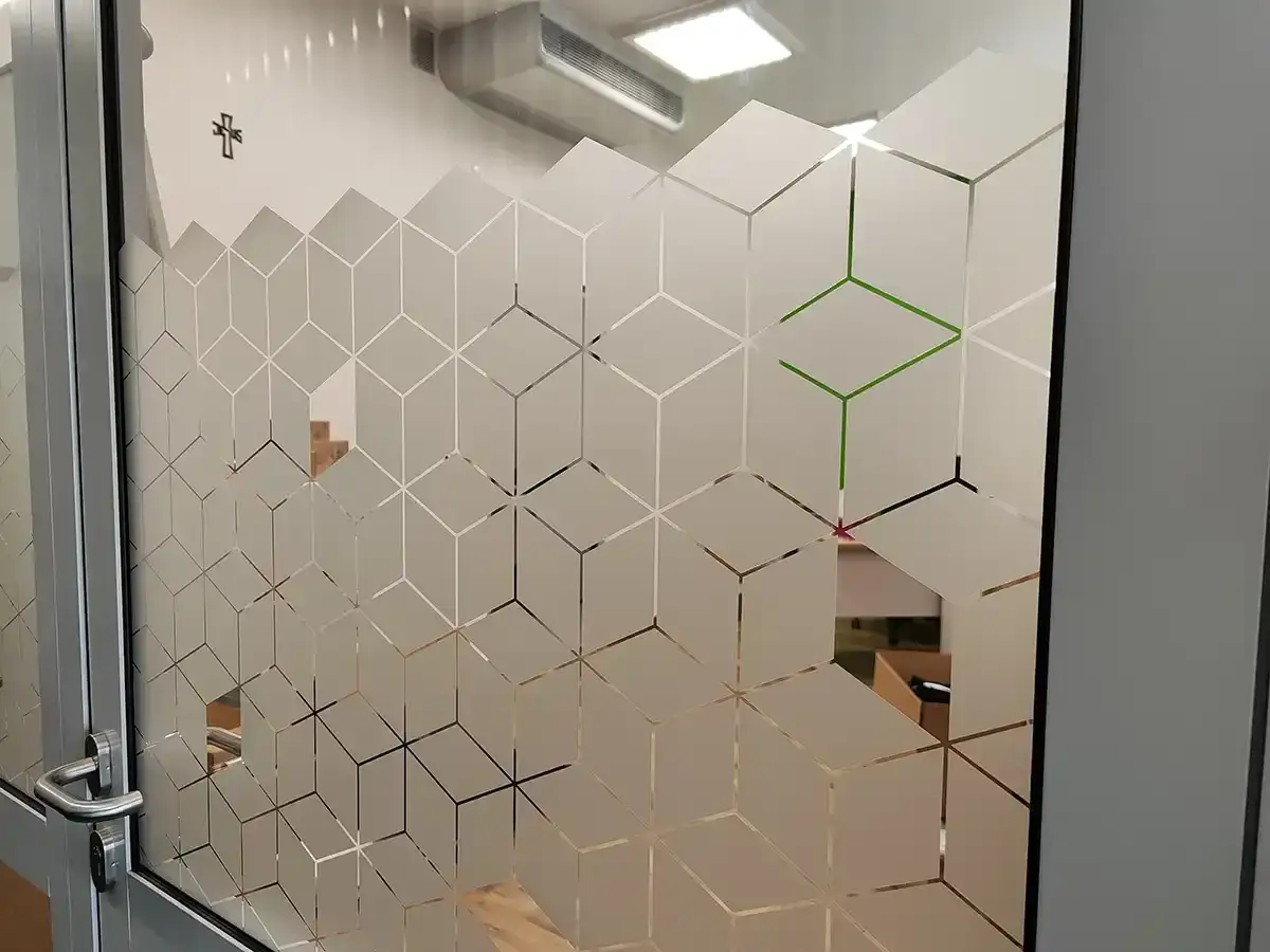 Minimalistyczne wzory na folii szronionej w biurze