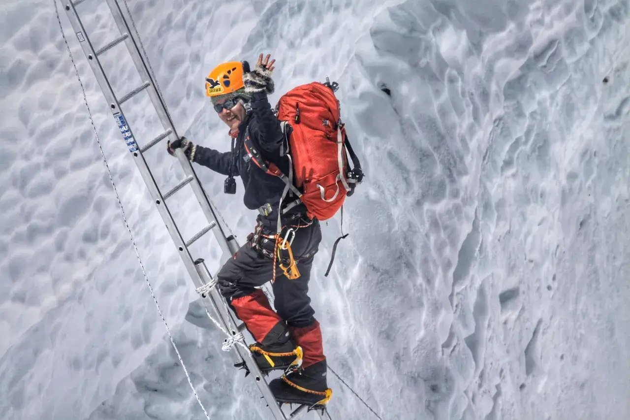 Wspinaczka po lodowej ścianie z plecakiem. To przygoda, kt&oacute;ra wymaga ultra ubezpieczenia i odwagi.