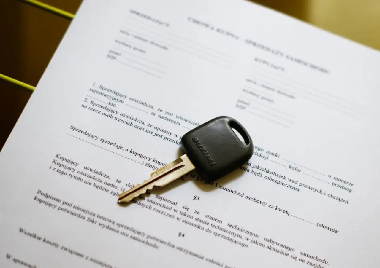 Kluczyk do Suzuki leży na umowie kupna-sprzedaży samochodu. Dokument ten określa warunki transakcji, a jego treść może wpływać na to, czy można odstąpić od umowy kupna samochodu.
