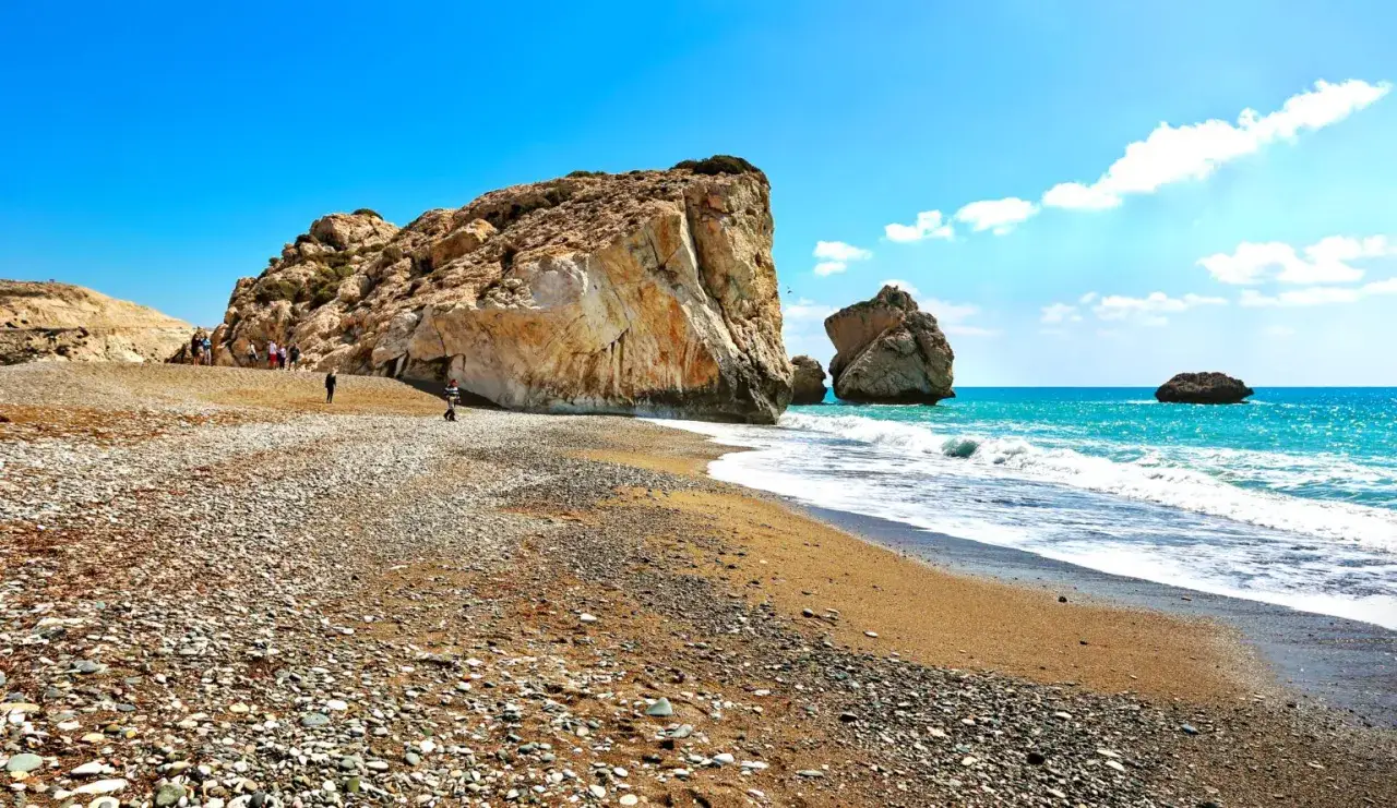 Skały Afrodyty na Cyprze, gdzie najładniej jest podziwiać turkusowe morze i skaliste wybrzeże.