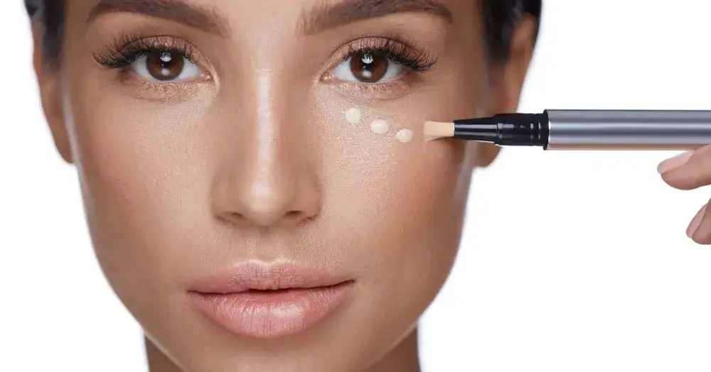 kobieta testująca kolor korektora na skórze twarzy