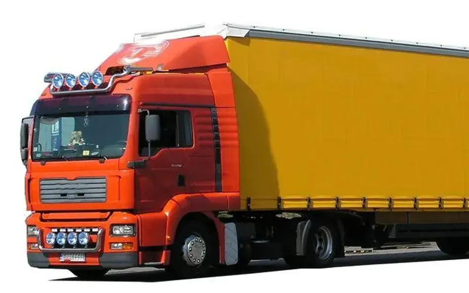 Spedytor w biurze organizuje transport, mapa, dokumenty, telefon