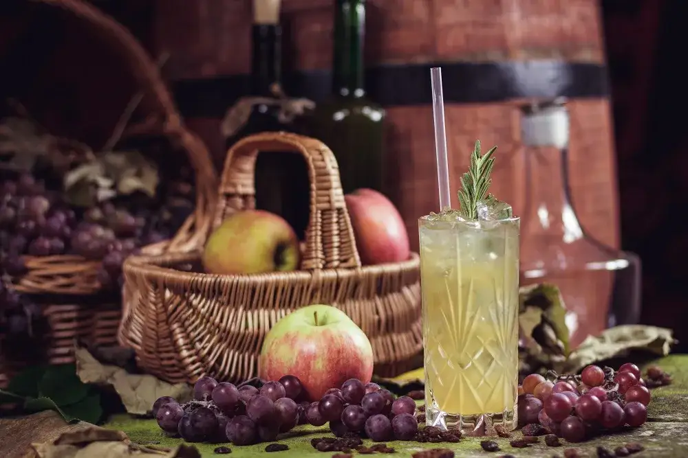 r&oacute;żnorodne drinki z whisky jabłkową